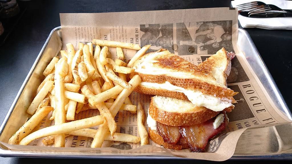 Rogue Pier 39 Public House | restaurant | 100 39th St, Astoria, OR 97103, USA | 5034680923 OR +1 503-468-0923