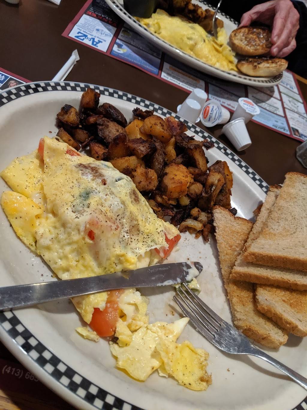 Lucky Strike Restaurant | restaurant | 703 Grattan St, Chicopee, MA 01020, USA | 4135367912 OR +1 413-536-7912