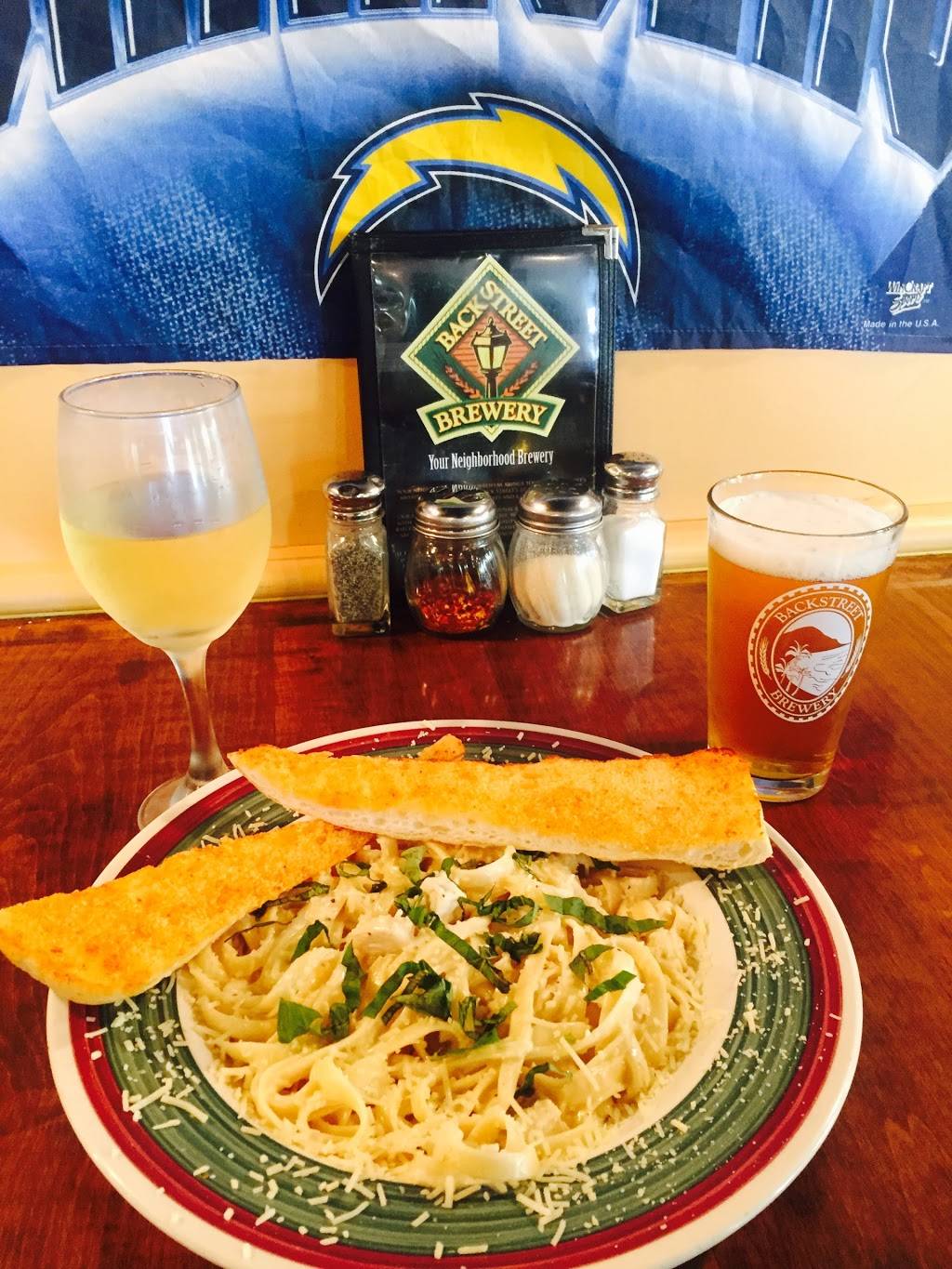 Backstreet Brewery | restaurant | 15 Main St #100, Vista, CA 92083, USA | 7604077600 OR +1 760-407-7600