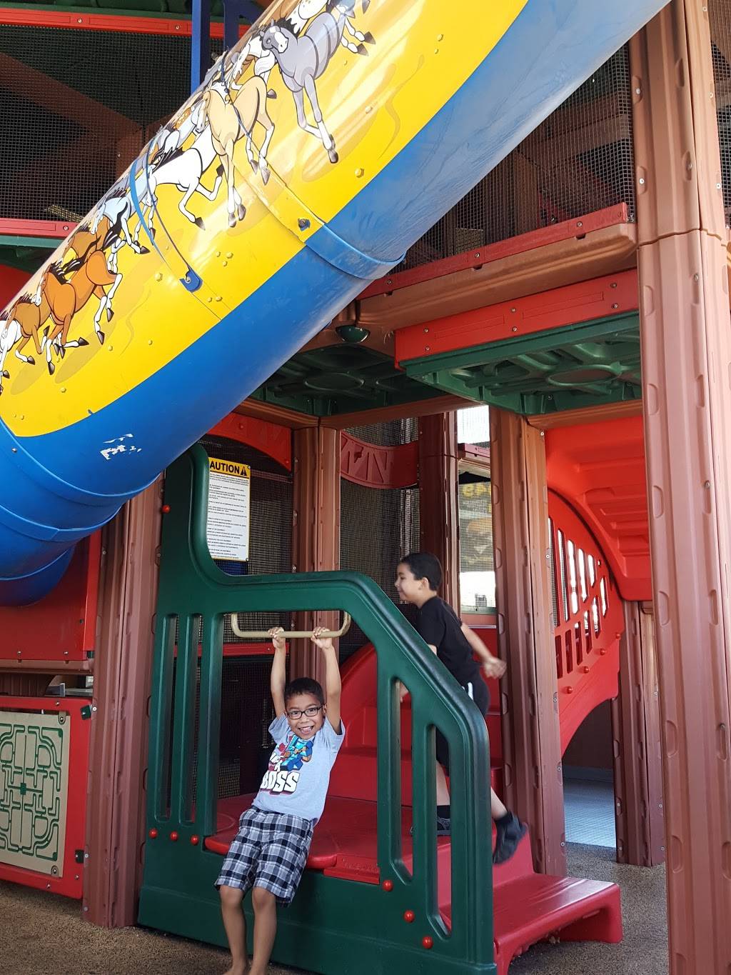 Carls Jr. | restaurant | 6031 N Mesa St, El Paso, TX 79912, USA | 9155844763 OR +1 915-584-4763