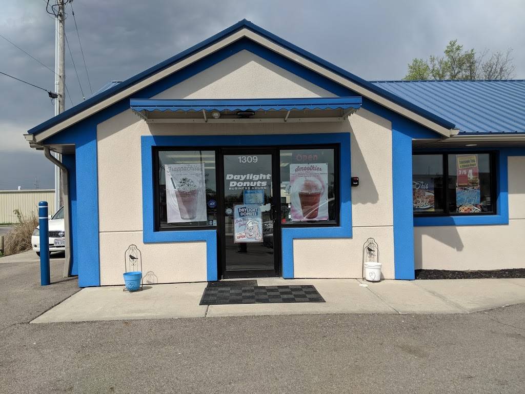 Daylight Donuts- Eaton | bakery | 1309 N Barron St, Eaton, OH 45320, USA | 9374561744 OR +1 937-456-1744