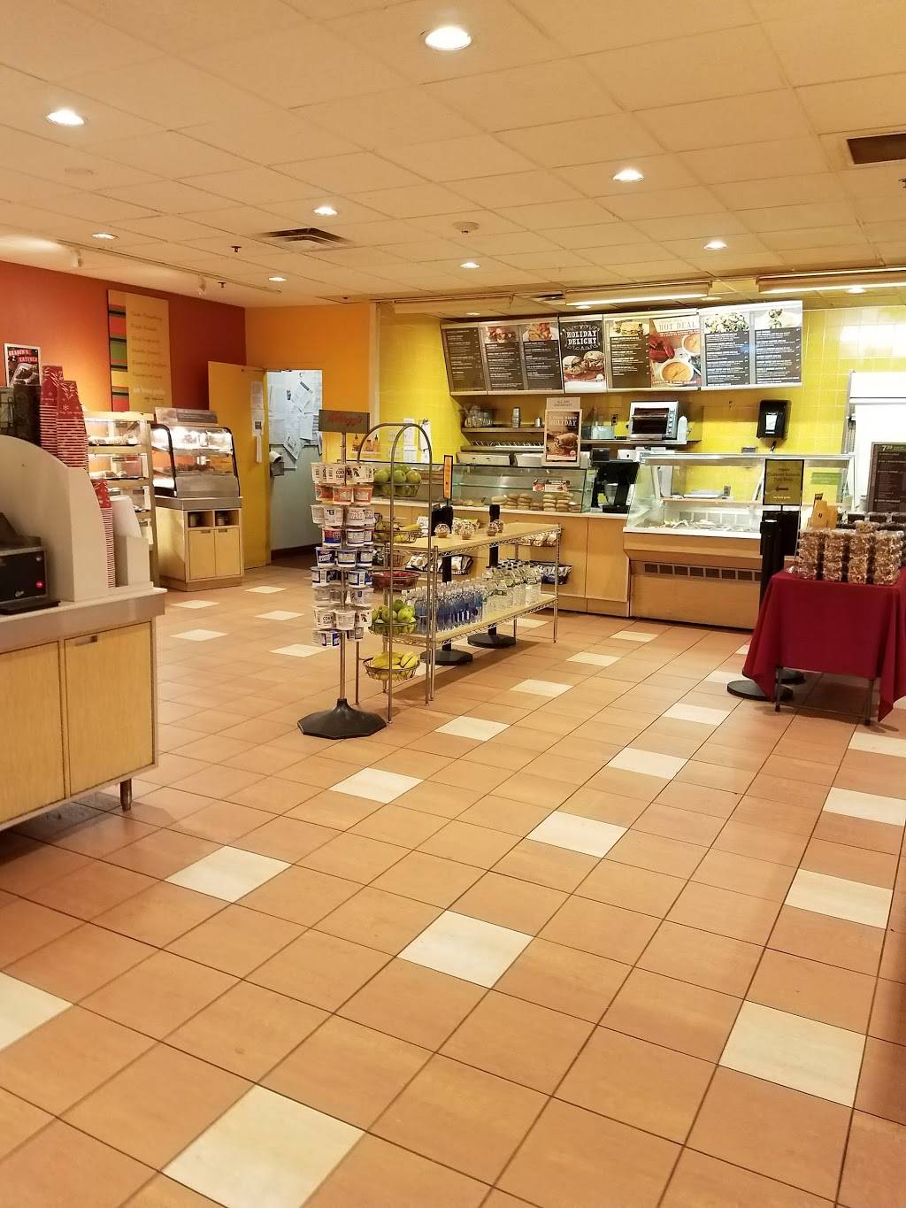 Au Bon Pain | cafe | St. Francis Hospital, 114 Woodland St., Hartford, CT 06105, USA | 8602418980 OR +1 860-241-8980