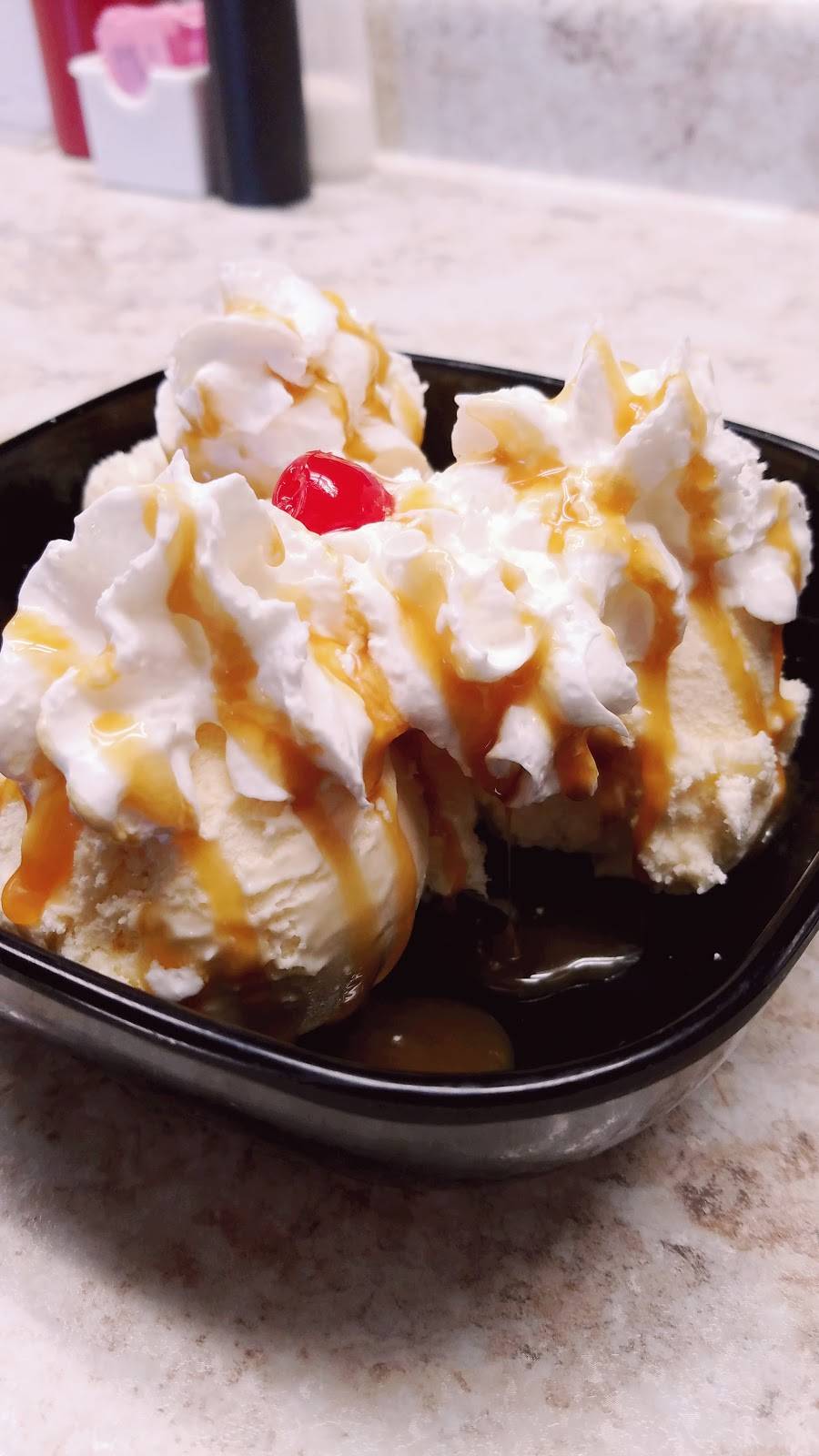 Moms Diner | restaurant | 331 S Main St, Oakland City, IN 47660, USA | 8127493114 OR +1 812-749-3114