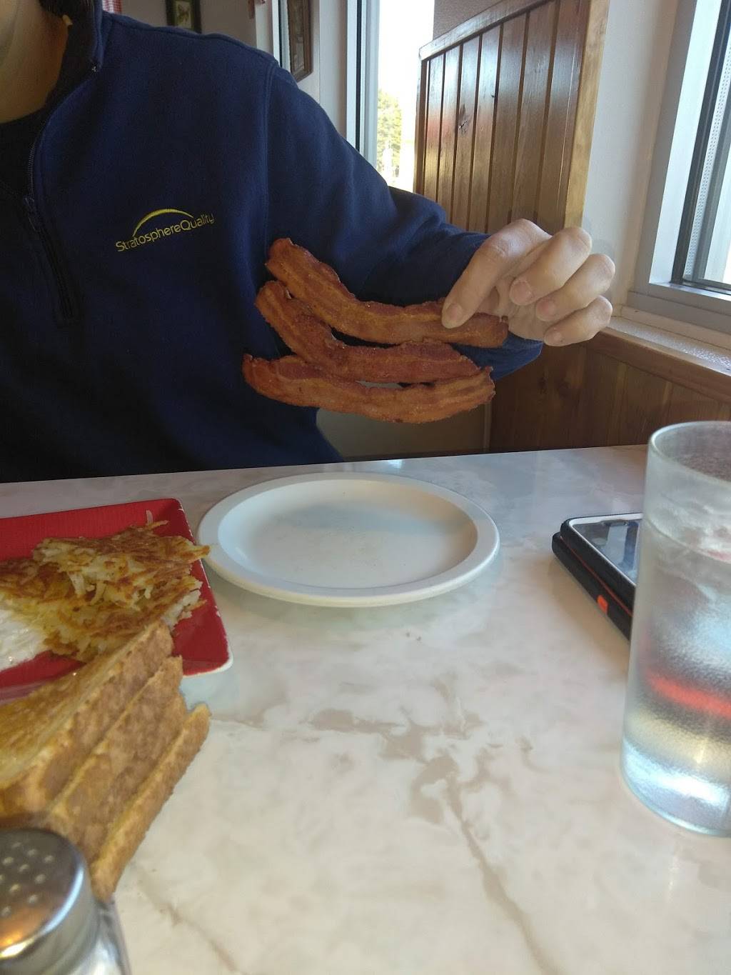 Howies Restaurant | restaurant | 230 W Munroe Ave, Wisconsin Dells, WI 53965, USA | 6082542076 OR +1 608-254-2076