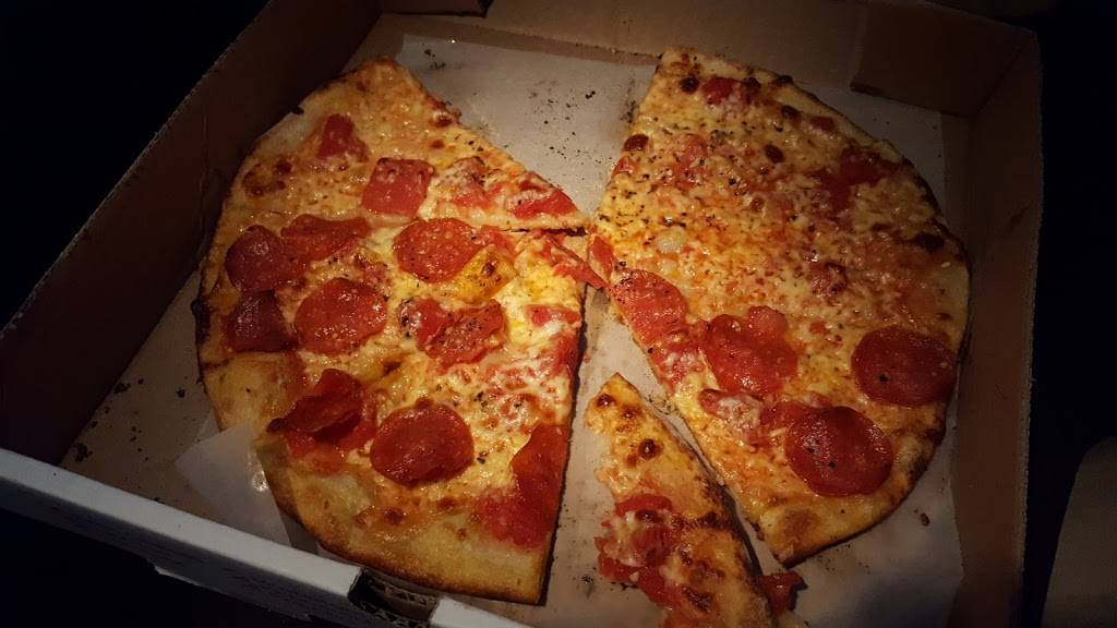 Hot Tomatoes Pizza | restaurant | 542 Tyler St, Pittsfield, MA 01201, USA | 4134436500 OR +1 413-443-6500