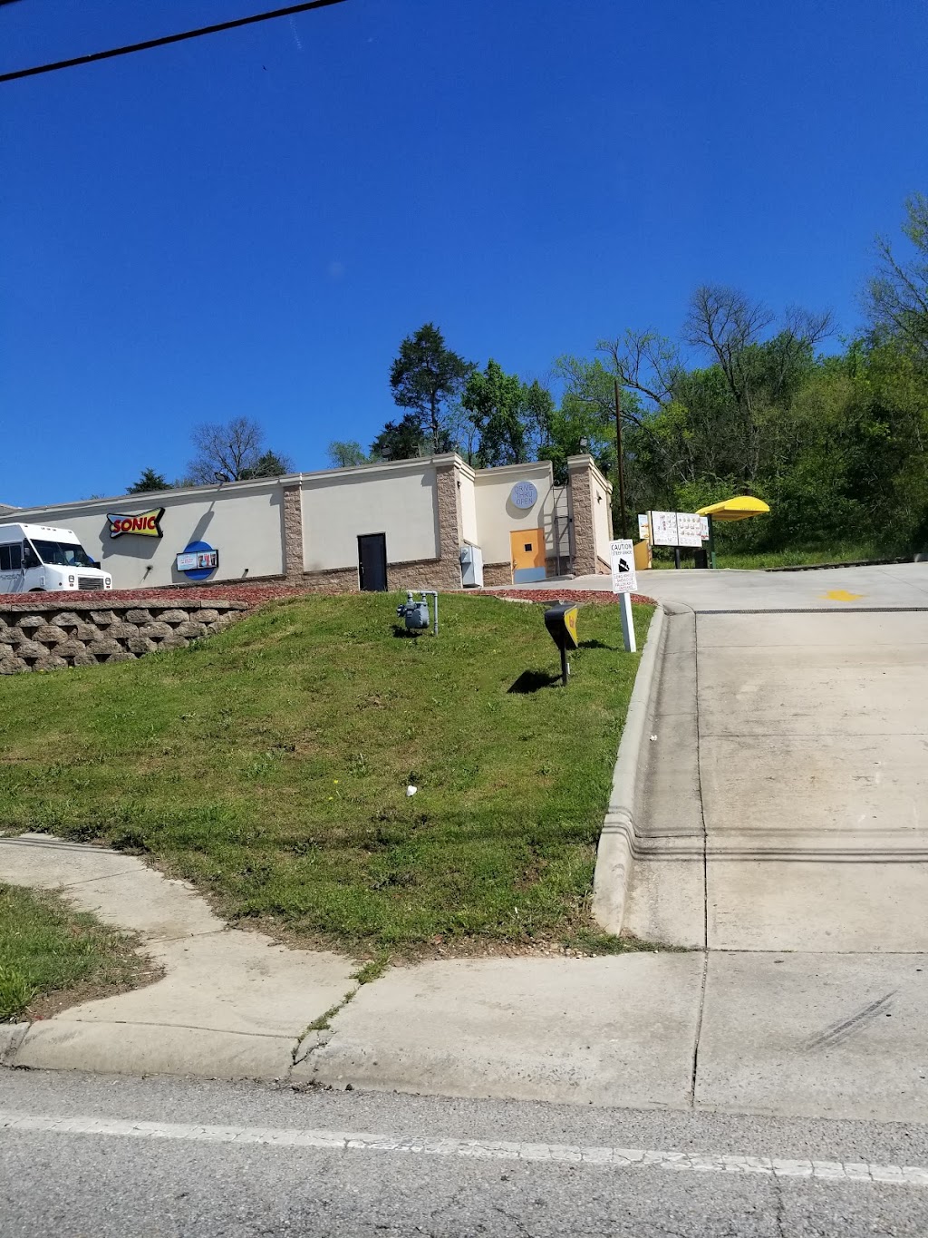 Sonic Drive-In | restaurant | 404 Highway 62 East, Yellville, AR 72687, USA | 8704492600 OR +1 870-449-2600