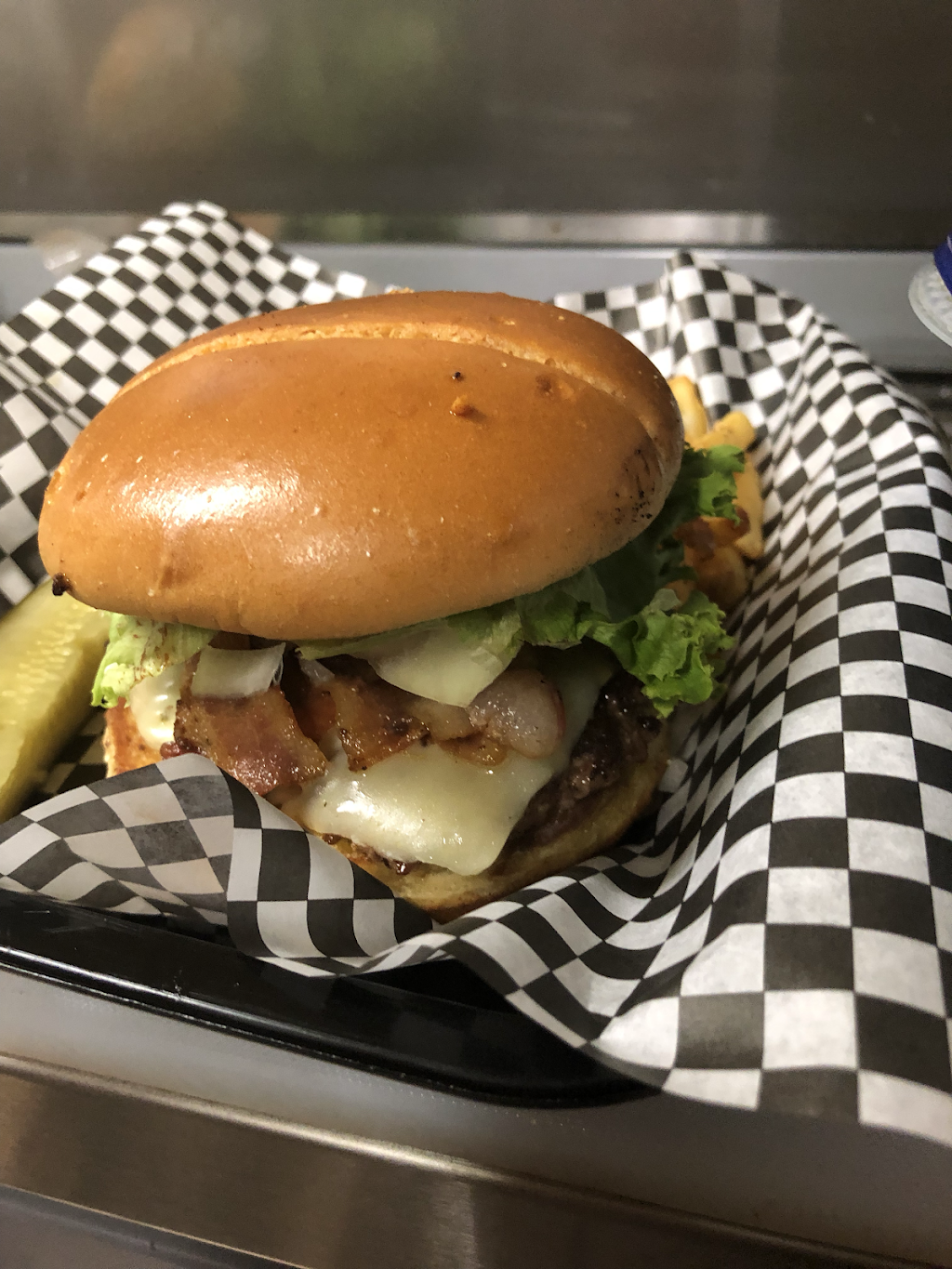 The Avenue Bar and grill LLC | restaurant | 311 Corunna Ave, Owosso, MI 48867, USA | 9894724472 OR +1 989-472-4472