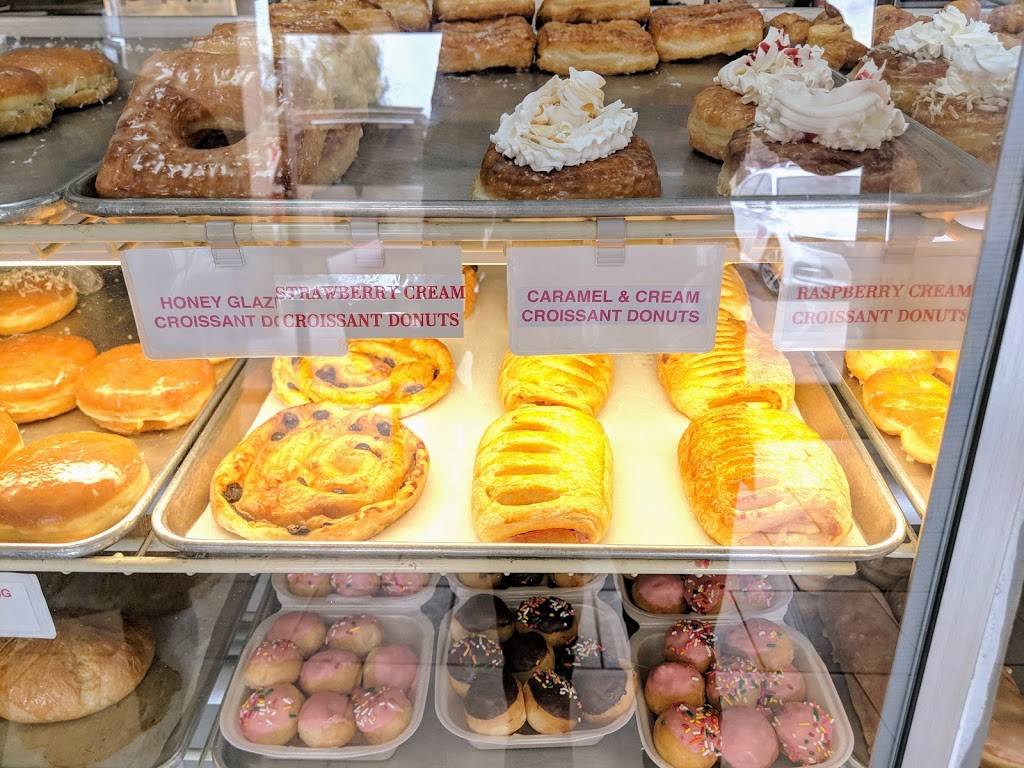 Rainbow Donuts & Smoothies | bakery | 1960 W Ray Rd, Chandler, AZ 85224, USA | 4809638888 OR +1 480-963-8888