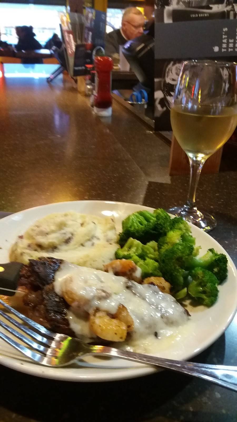 Applebees Grill + Bar | restaurant | 1395 Associates Dr, Dubuque, IA 52002, USA | 5635833131 OR +1 563-583-3131