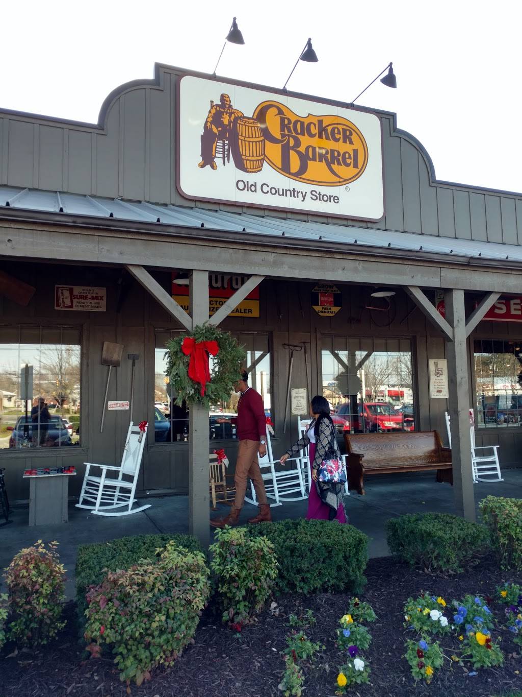 Cracker Barrel Old Country Store | restaurant | 106 Marketplace Dr, Hampton, VA 23666, USA | 7572622046 OR +1 757-262-2046