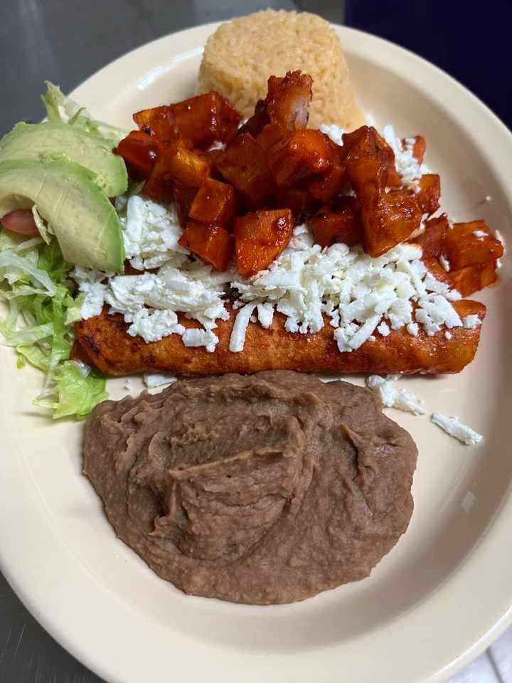 Genesis Leal Restaurant | restaurant | 3220 San Bernardo Ave, Laredo, TX 78040, USA | 9565682052 OR +1 956-568-2052