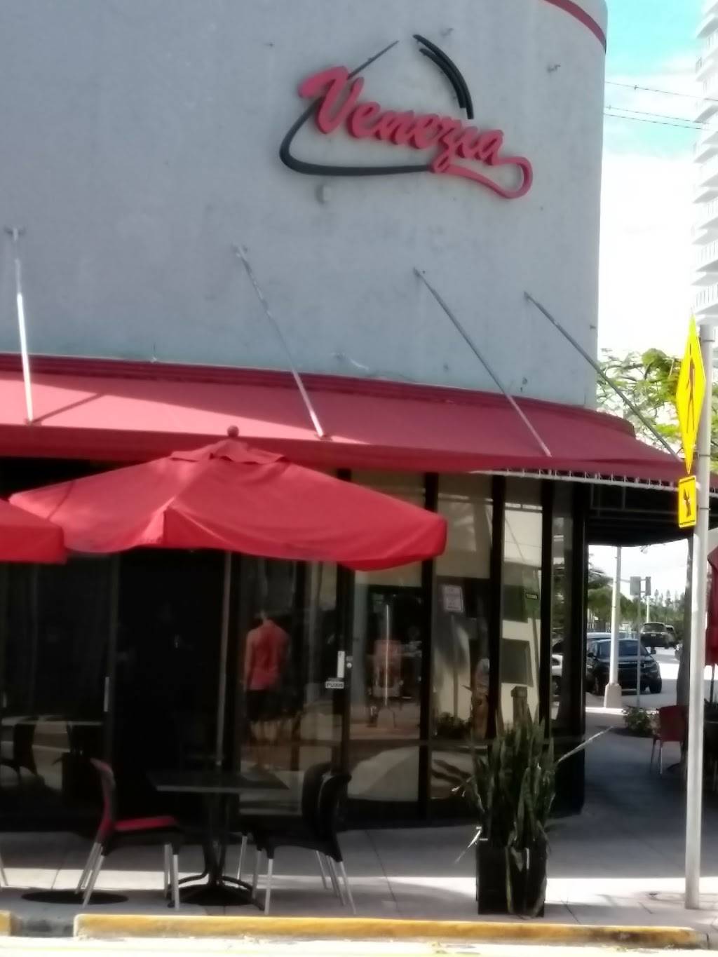 Muncheez | restaurant | 6640 Collins Ave, Miami Beach, FL 33141, USA | 3058688282 OR +1 305-868-8282