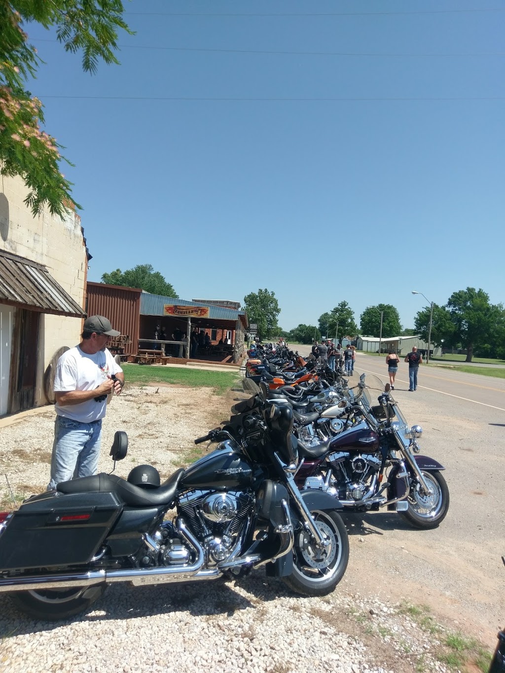 Lucilles | restaurant | 102 S Main St, Mulhall, OK 73063, USA | 4057080576 OR +1 405-708-0576