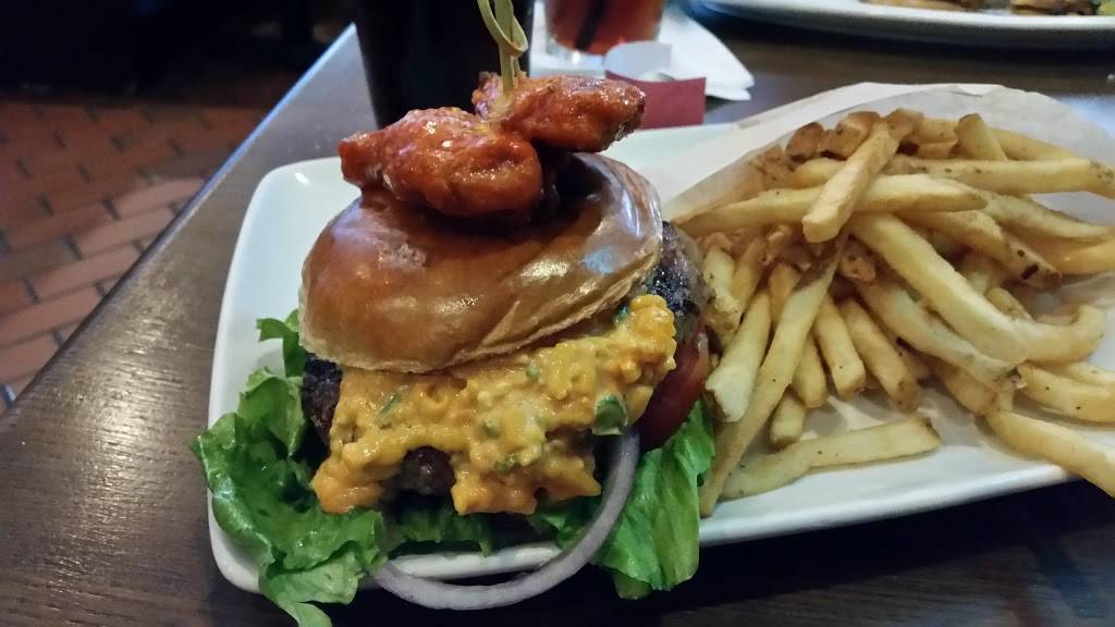 TGI Fridays | restaurant | 1524 N Collins St, Arlington, TX 76011, USA | 8172612390 OR +1 817-261-2390