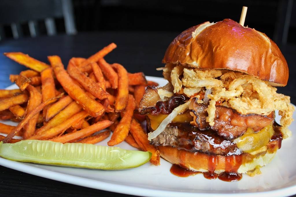 Pints | restaurant | 112 S York St, Elmhurst, IL 60126, USA | 6308334303 OR +1 630-833-4303