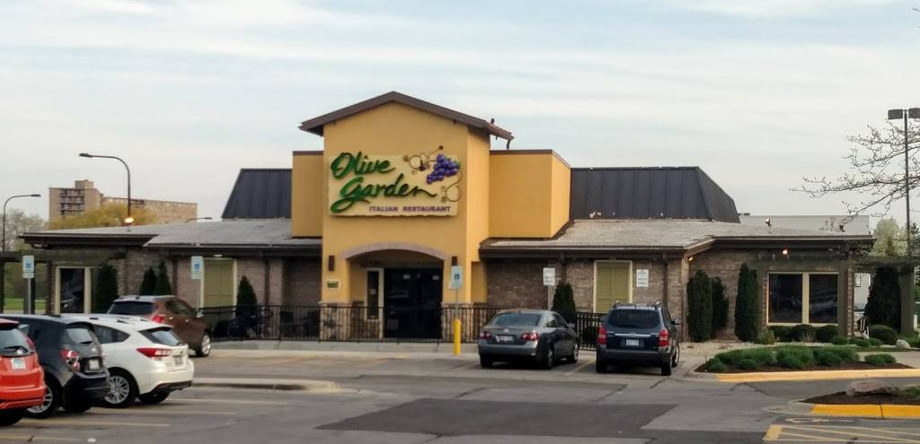 Olive Garden Italian Restaurant | meal takeaway | 3303 W Touhy Ave, Lincolnwood, IL 60712, USA | 8476794498 OR +1 847-679-4498