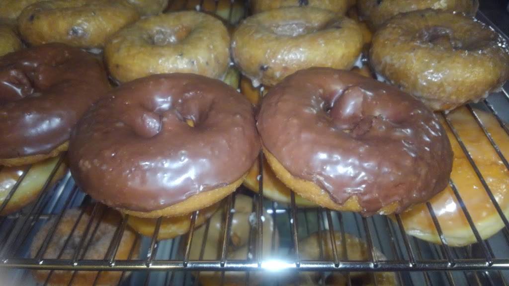 Sinas Donut and Deli | restaurant | 6625 Maynardville Pike, Knoxville, TN 37918, USA | 8653773162 OR +1 865-377-3162