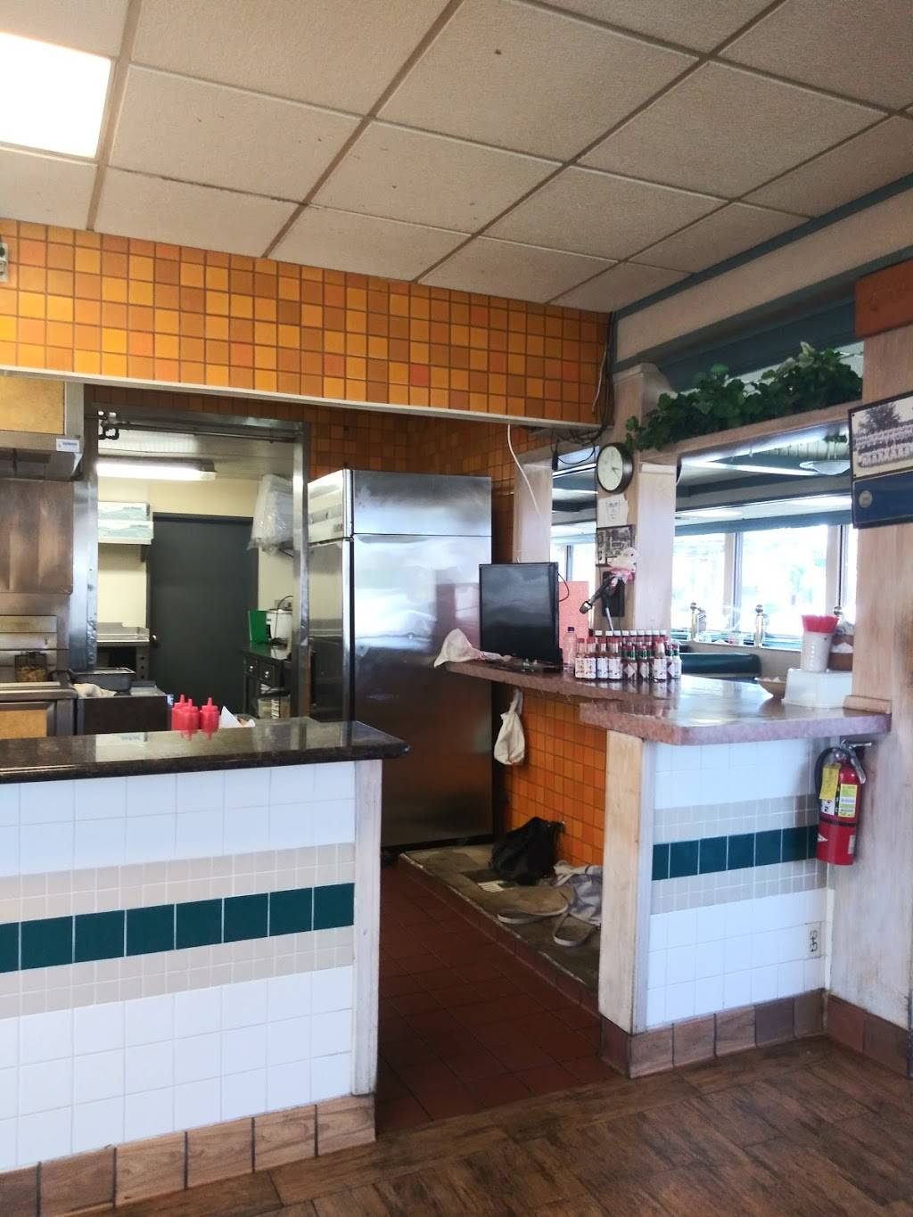 Dukes Charbroiler | restaurant | 2900 W Warner Ave, Santa Ana, CA 92704, USA | 7145575480 OR +1 714-557-5480