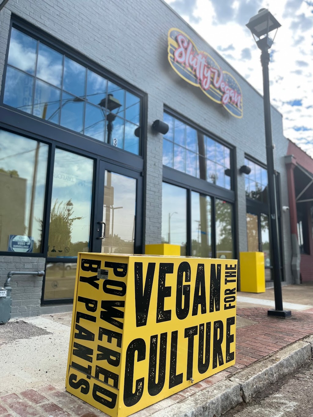 SluttyVegan ATL | restaurant | 7 55th Pl S, Birmingham, AL 35212, USA | 4046443819 OR +1 404-644-3819