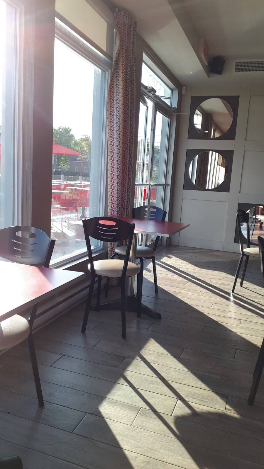 Poulet Frit Ideal | restaurant | 0G1, 5100 Rue Papineau, Lac-Mégantic, QC G6B 1Y8, Canada | 8195833222 OR +1 819-583-3222