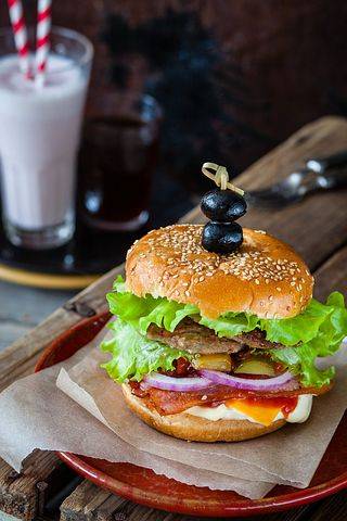 Pool Burger | restaurant | 2315 Lake Austin Blvd, Austin, TX 78703, USA | 5123349747 OR +1 512-334-9747