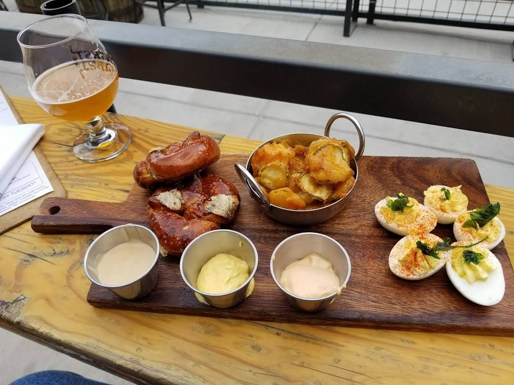 First Draft Taproom & Kitchen | restaurant | 1309 26th St, Denver, CO 80205, USA | 3037368400 OR +1 303-736-8400
