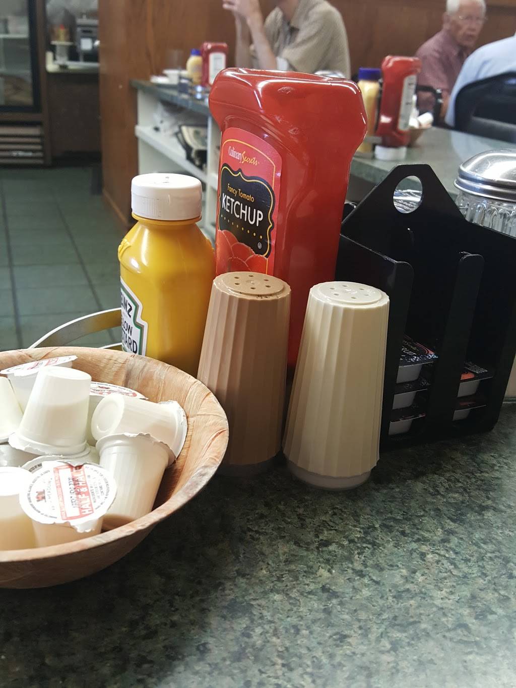 Rivers Edge Restaurant | restaurant | 283 S Riverside Dr, Saukville, WI 53080, USA | 2622849918 OR +1 262-284-9918