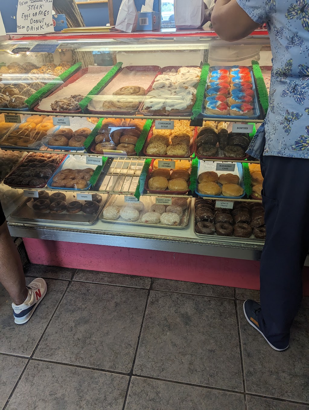 Southshore Donuts & Restaurant | bakery | 7929 Downman Rd, New Orleans, LA 70126, USA | 5042449876 OR +1 504-244-9876