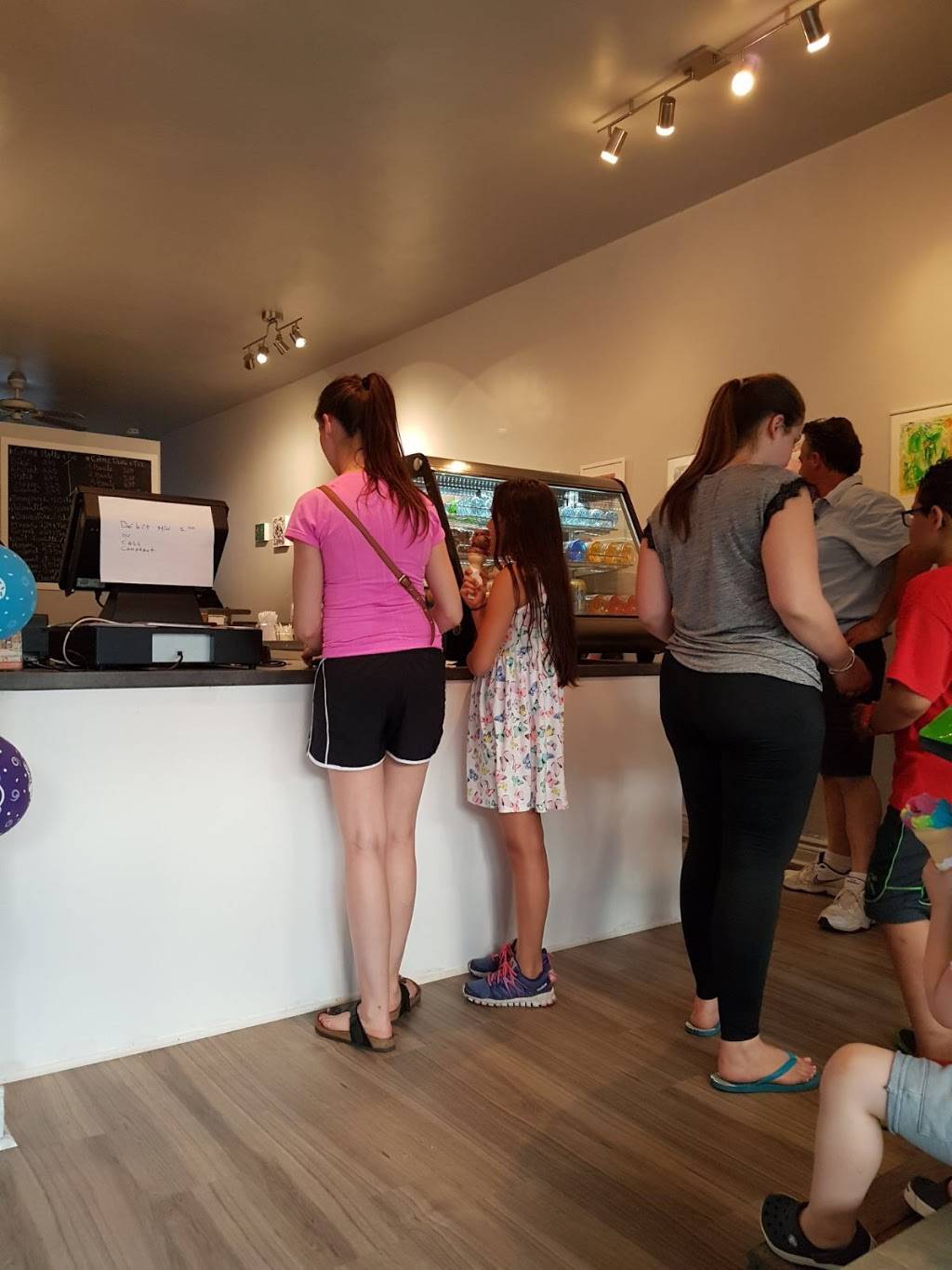 Crèmerie et délices du quartier | restaurant | 4272 Rue Beaubien E, Montréal, QC H1T 1S6, Canada | 5143796556 OR +1 514-379-6556