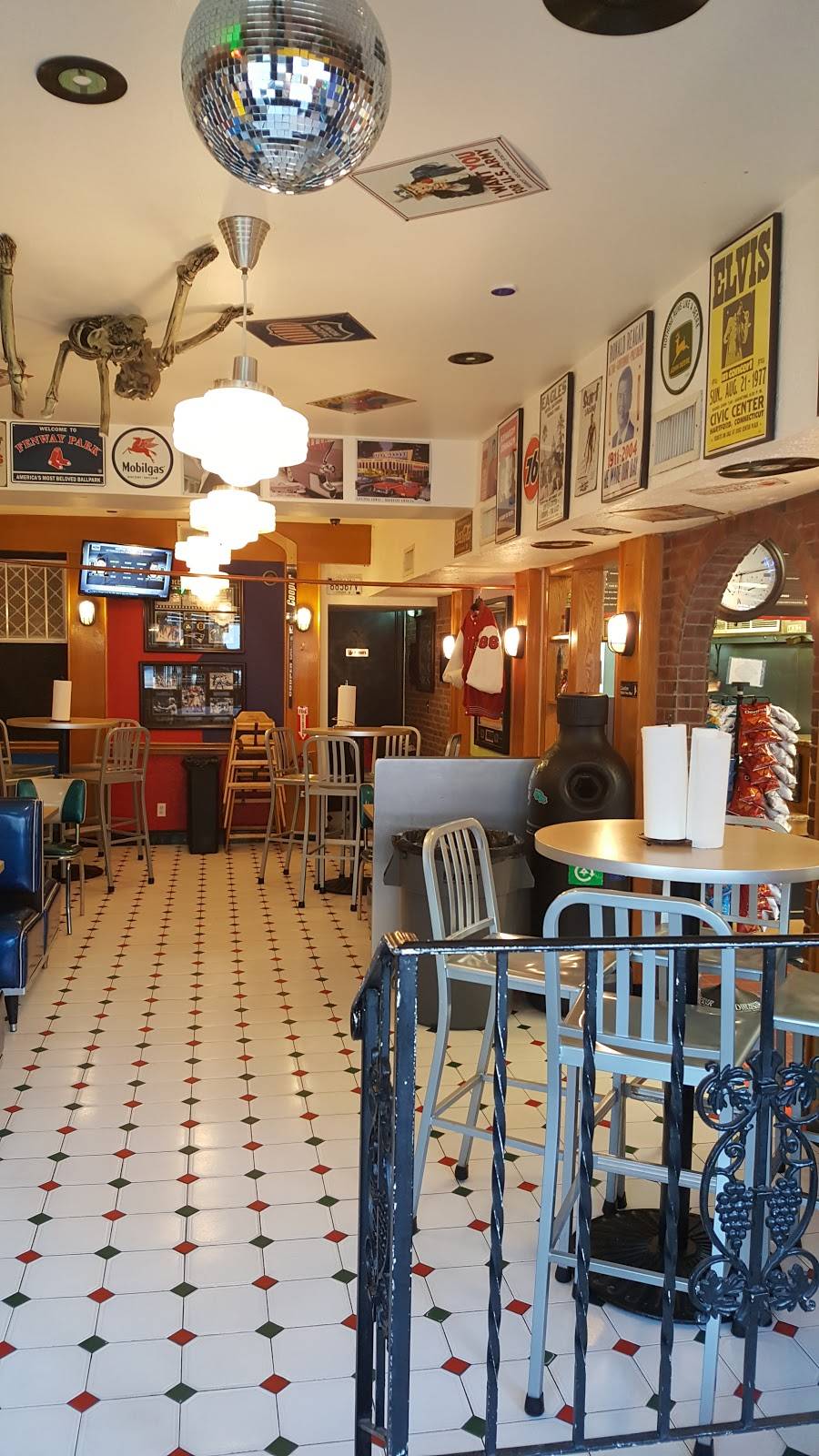 Old School Italian Pizzeria | restaurant | 552 Washington St, Wellesley, MA 02482, USA | 7812358300 OR +1 781-235-8300