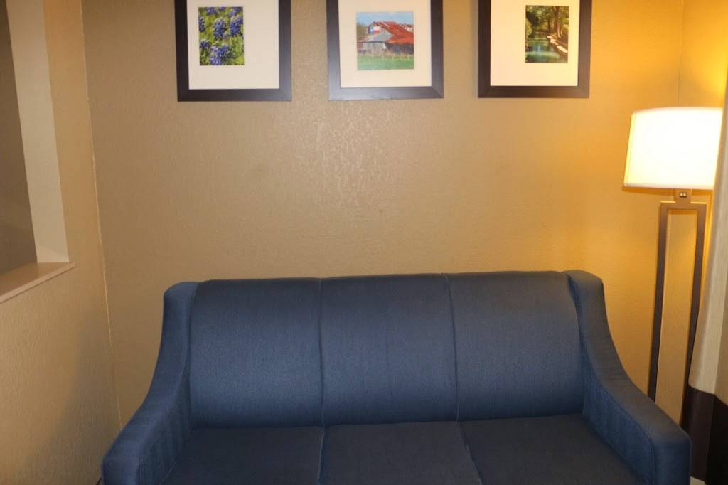 Comfort Suites | restaurant | 1489, I-35 N, New Braunfels, TX 78130, USA | 8306431100 OR +1 830-643-1100