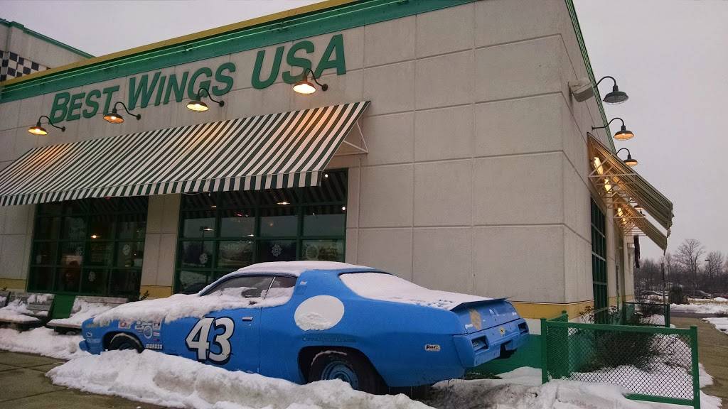 Quaker Steak & Lube | restaurant | 5800 Patriot Blvd, Austintown, OH 44515, USA | 3303499464 OR +1 330-349-9464