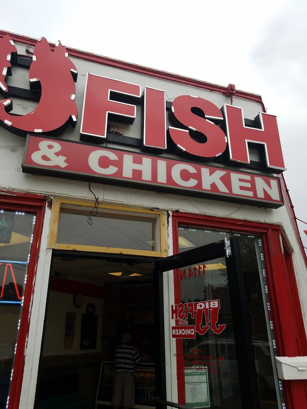 Big J J Fish & Chicken | restaurant | 1114 N Market St, Champaign, IL 61820, USA | 2173514005 OR +1 217-351-4005
