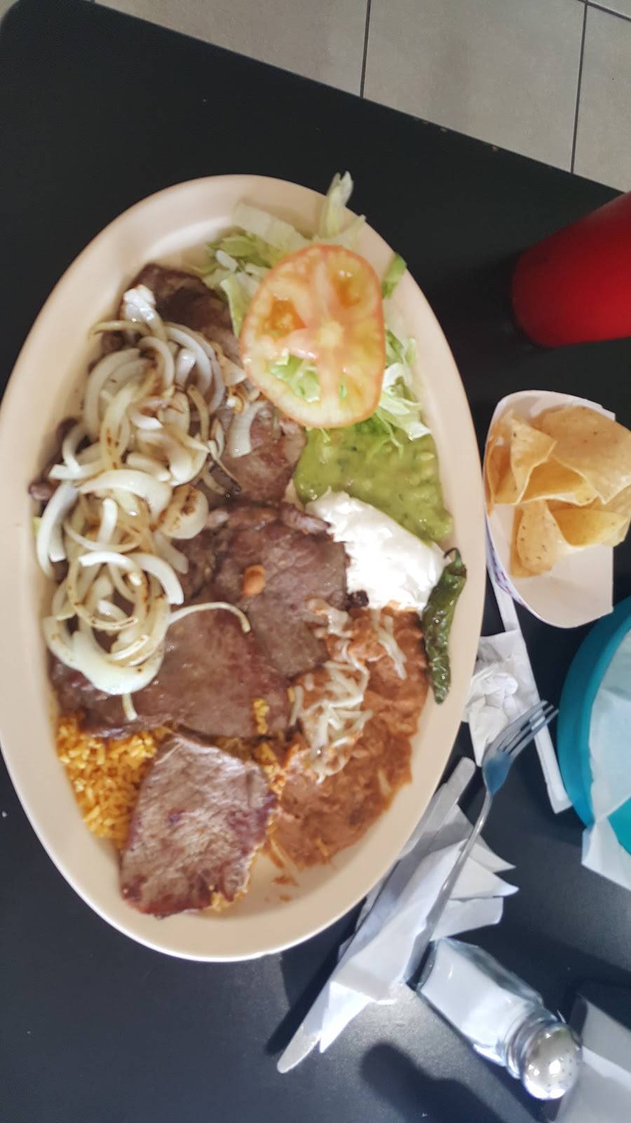 Taqueria 3 Gallos | restaurant | 250 White Ln, Bakersfield, CA 93307, USA | 6617353959 OR +1 661-735-3959