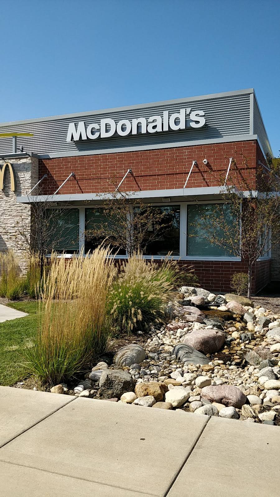 McDonalds | cafe | 1915 W Main St, St. Charles, IL 60174, USA | 6303777445 OR +1 630-377-7445