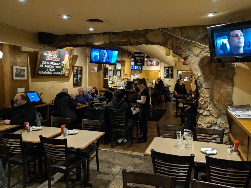 Duffs Famous Wings | restaurant | 1604 Bayview Ave, Toronto, ON M4G 3B7, Canada | 4165440100 OR +1 416-544-0100