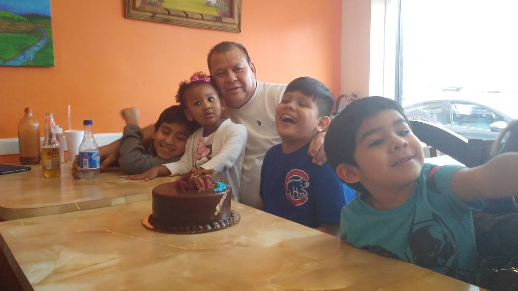 Huaraches Dona Chio | restaurant | 3119 W Lawrence Ave, Chicago, IL 60625, USA | 7733535000 OR +1 773-353-5000