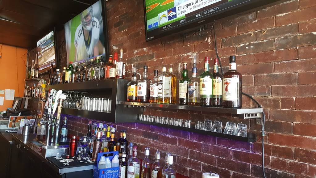 Royal Wings Sports Bar And Grill | restaurant | 6513 N Mesa St b, El Paso, TX 79912, USA | 9155902200 OR +1 915-590-2200