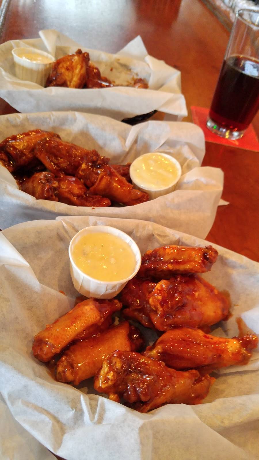 Legend Larrys | restaurant | 2035 University Ave, Green Bay, WI 54302, USA | 9204357000 OR +1 920-435-7000