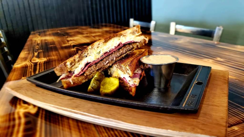 John Henrys Grill | restaurant | 233 Broad St, Rome, GA 30161, USA | 7062376326 OR +1 706-237-6326