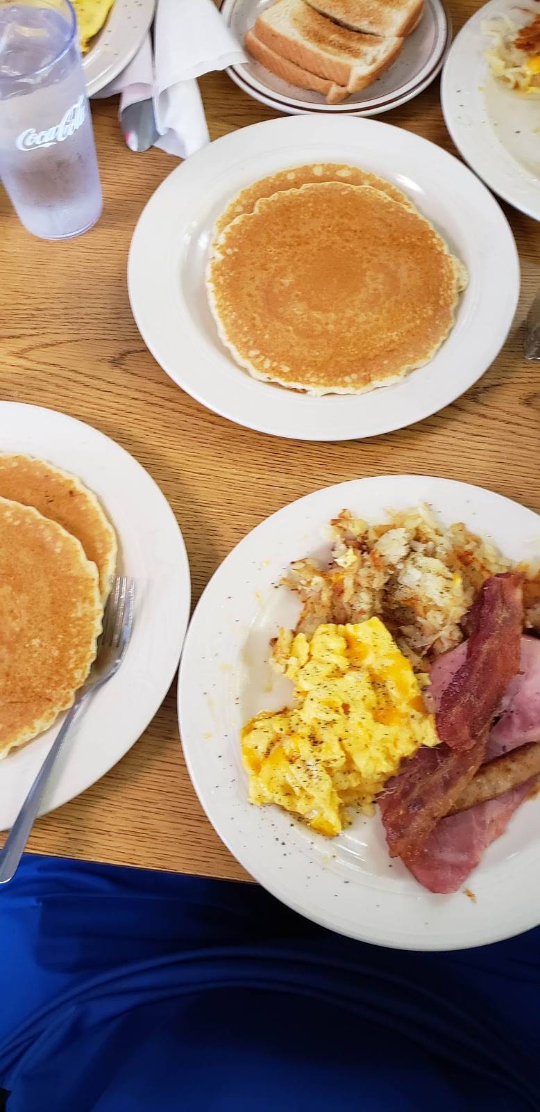 L. Georges Coney Island | restaurant | 26799 Greenfield Rd, Southfield, MI 48076, USA | 2485598600 OR +1 248-559-8600