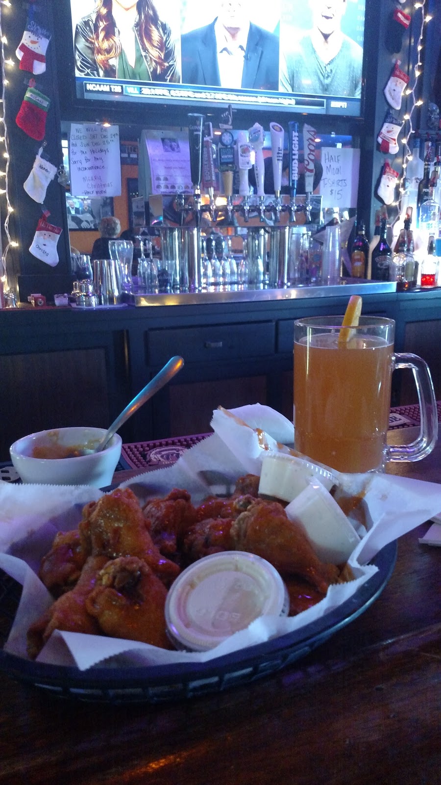 The Half Moon Bar and Grill | restaurant | 714 S Lewis Blvd, Sioux City, IA 51106, USA | 7125748820 OR +1 712-574-8820