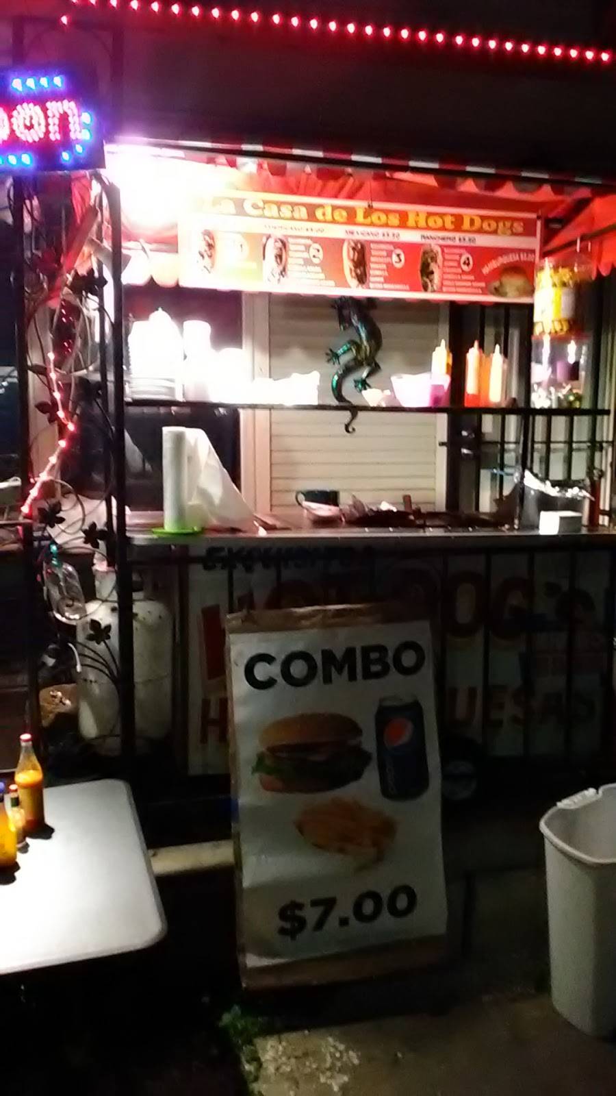 La Casa De Los hot dogs | restaurant | 901 W Cavalcade St, Houston, TX 77009, USA | 8337465436 OR +1 833-746-5436