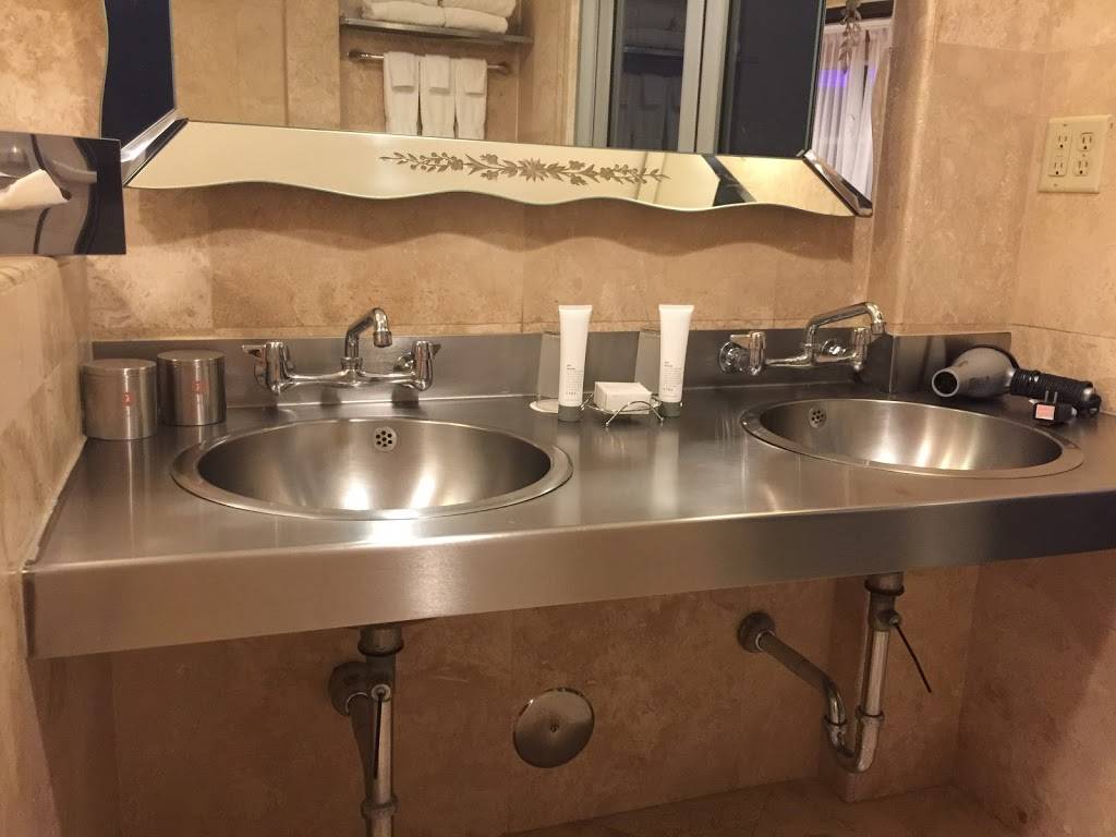 The Raleigh Hotel | night club | 1775 Collins Ave, Miami Beach, FL 33139, USA | 3055346300 OR +1 305-534-6300