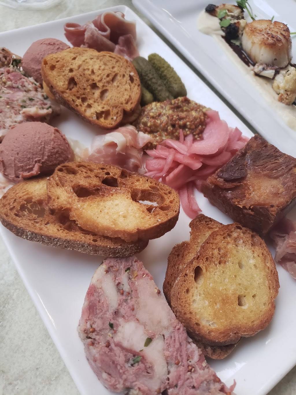 Le Paradis | restaurant | 166 Bedford Rd, Toronto, ON M5R 2K9, Canada | 4169210995 OR +1 416-921-0995