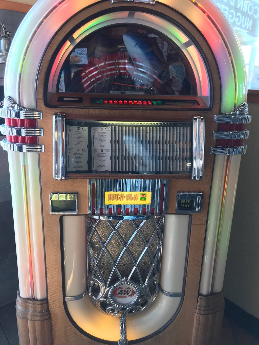 Long John Silvers/A&W | restaurant | 3110 Wheeling Ave, Muncie, IN 47303, USA | 7657470557 OR +1 765-747-0557