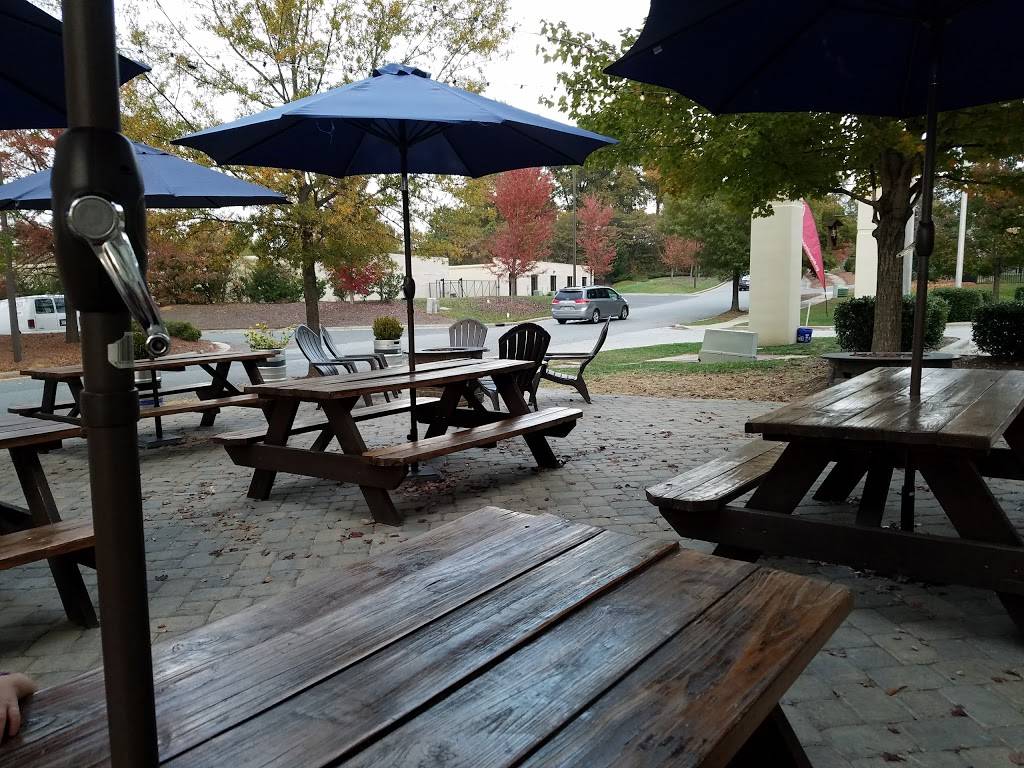 D9 Brewing Lake Norman | restaurant | 11138 Treynorth Dr, Cornelius, NC 28031, USA | 7042477200 OR +1 704-247-7200