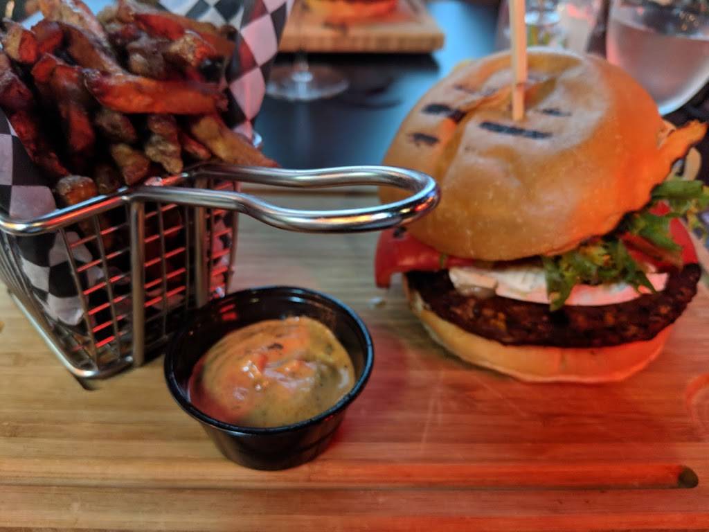 Bistro La Chambre | restaurant | 50 Boulevard Industriel, Repentigny, QC J6A 4X6, Canada | 4508241424 OR +1 450-824-1424