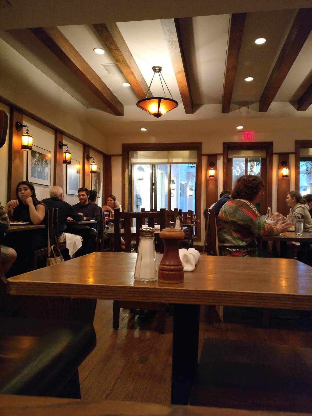 Rowdy Hall | restaurant | 2732, 10 Main St, East Hampton, NY 11937, USA | 6313248555 OR +1 631-324-8555