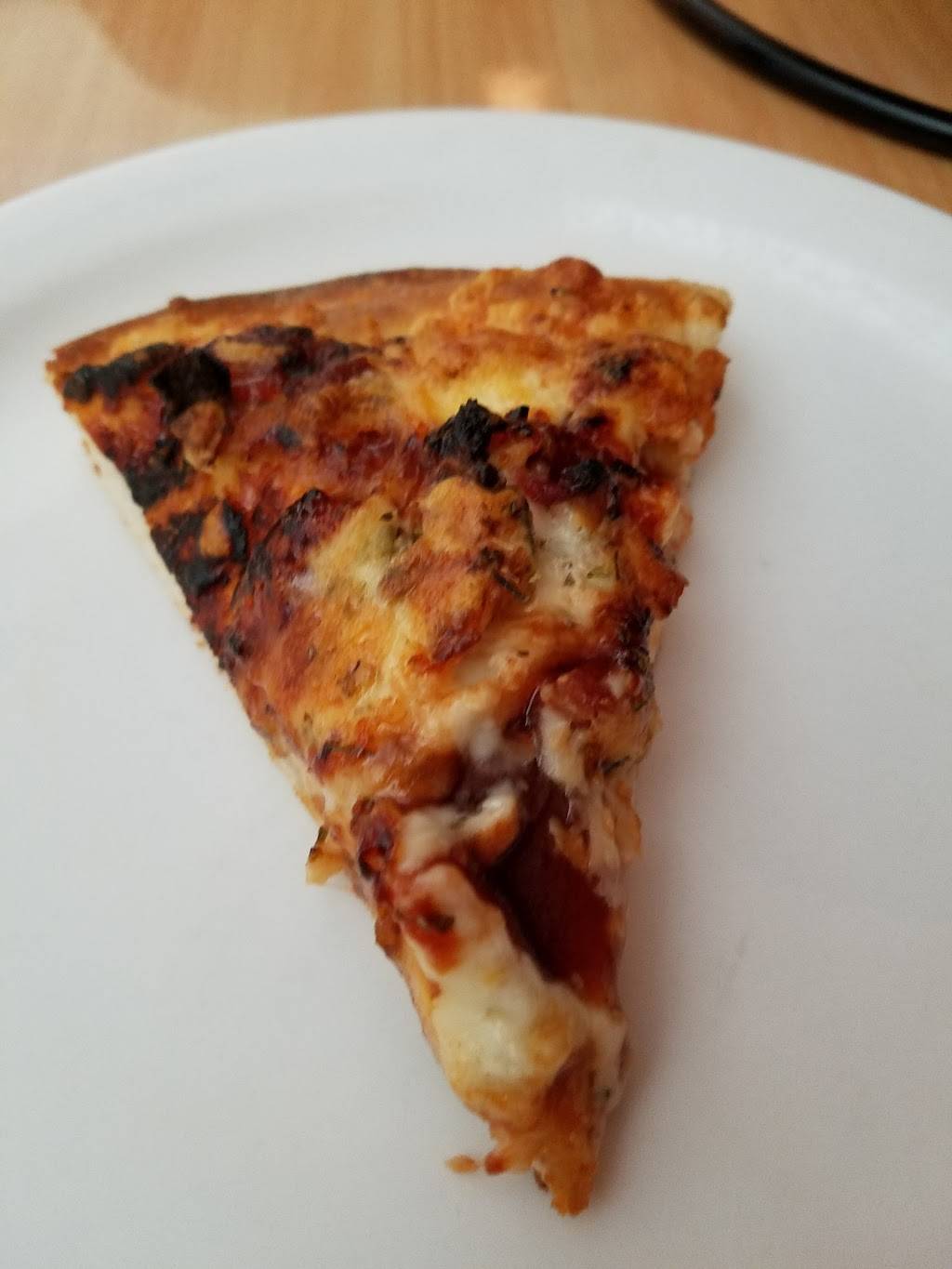 Filippous Twisted Pizza | restaurant | 28 Old Tower Hill Rd, Wakefield, RI 02879, USA | 4017828800 OR +1 401-782-8800